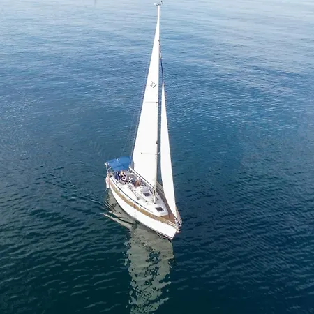 Velero Shabbak 船上ホテル *