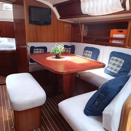 Velero Shabbak 船上ホテル *